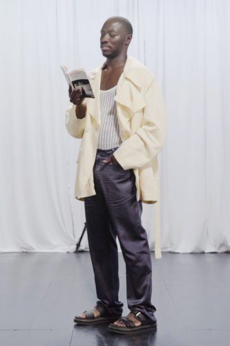 mannequin-lit-un-livre