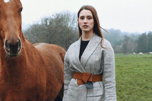 femme-a-coté-cheval