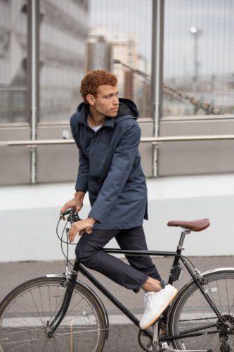 homme-velo-manteau-bleu