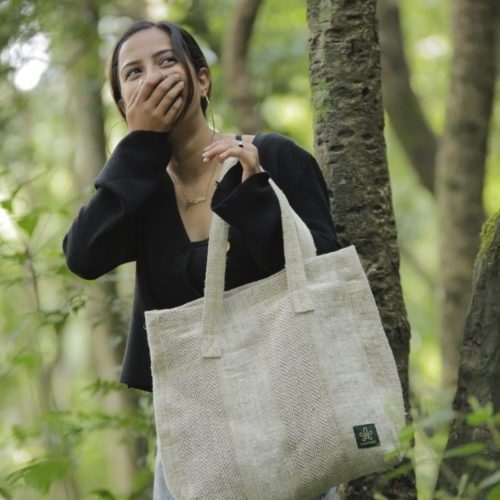 bhangara-chanvre-sac-femme-debout-foret