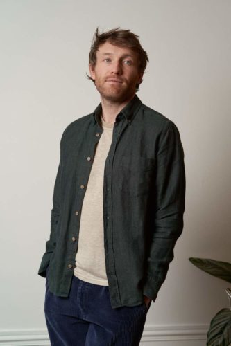 homme-debout-chemise-chanvre